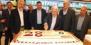 28.YIL DÖNÜMÜNÜ MÜŞTERİLERİYLE PASTA KESEREK KUTLADI
